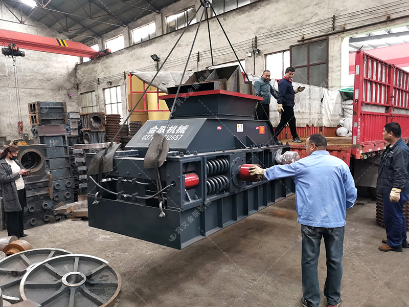 2PGY1007中大型全自動液壓對輥制砂機發往河北