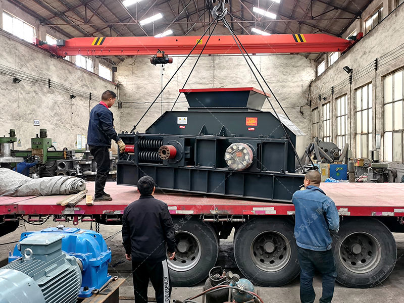 大型半自動液壓對輥破碎機(jī)發(fā)貨 破碎瓜米石 大型半自動液壓對輥破碎機(jī)發(fā)貨 破碎瓜米石