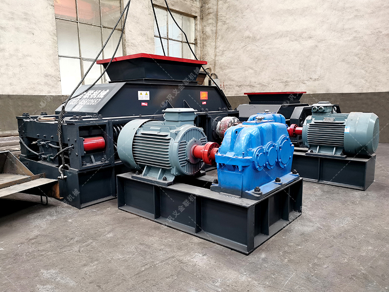 大型半自動液壓對輥破碎機(jī)發(fā)貨 破碎瓜米石 大型半自動液壓對輥破碎機(jī)發(fā)貨 破碎瓜米石