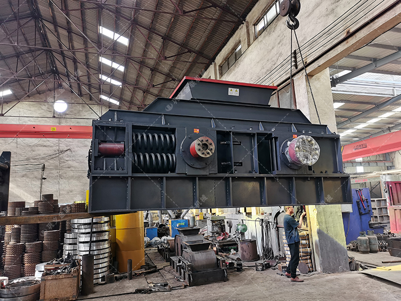 1500x1000型對輥制砂機 大型制砂機發往內蒙古 1500x1000型對輥制砂機 大型制砂機發往內蒙古