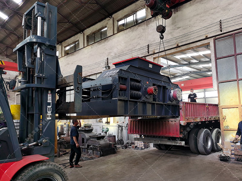 1500x1000型對輥制砂機 大型制砂機發往內蒙古 1500x1000型對輥制砂機 大型制砂機發往內蒙古