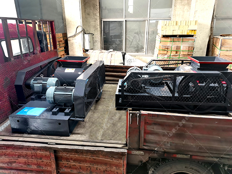 小型對輥機和雙齒輥發貨圖片_發往河南登封_破碎保溫陶瓷