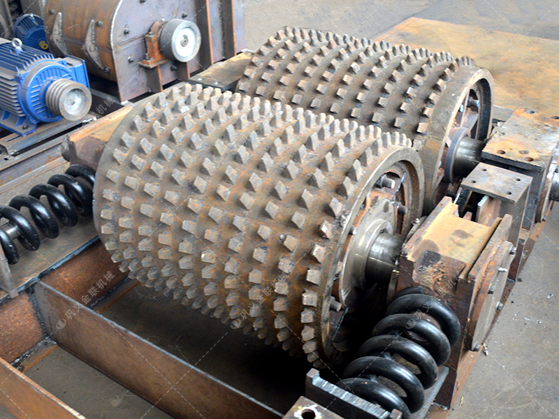 高碳硅鐵特別脆？防過粉碎雙齒輥有何特殊設(shè)計？