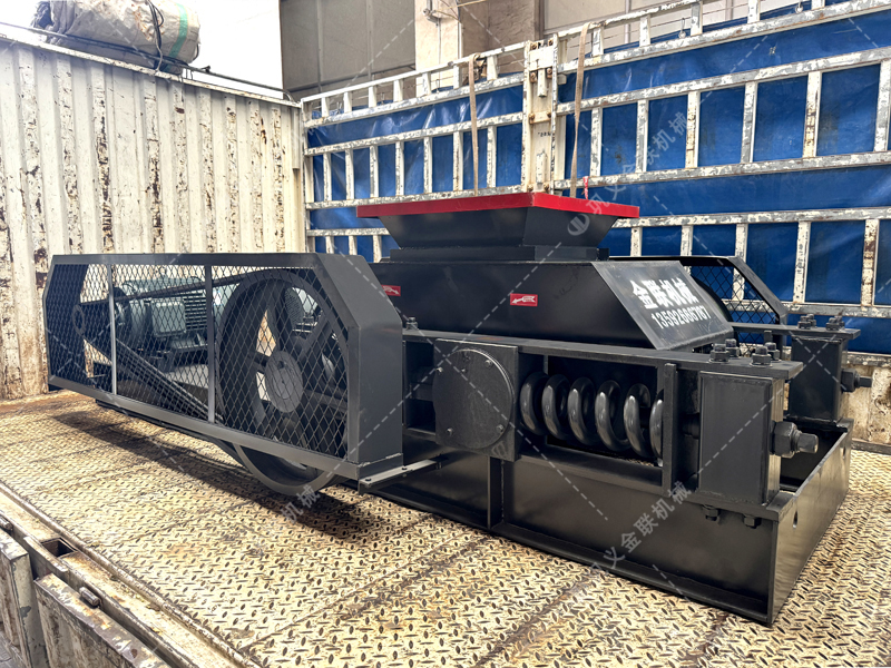 高碳硅鐵特別脆？防過粉碎雙齒輥有何特殊設(shè)計？